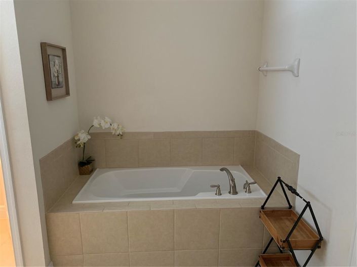 Image No.28-6 Bed Property for sale