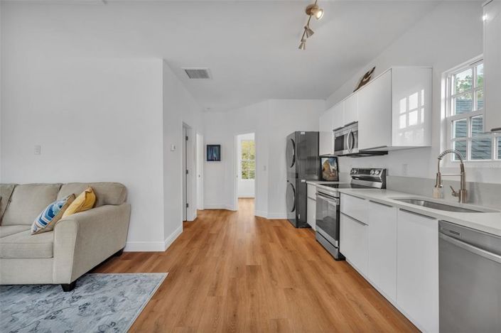 Image No.70-6 Bed Property for sale