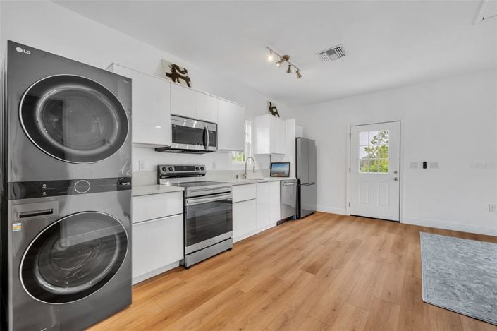 Image No.71-6 Bed Property for sale