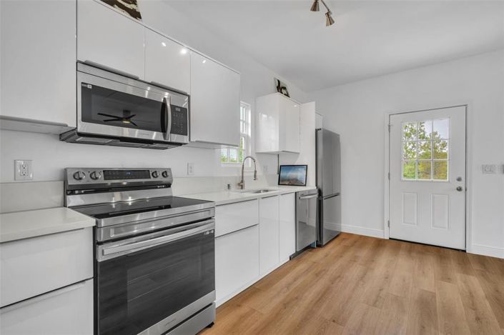 Image No.72-6 Bed Property for sale