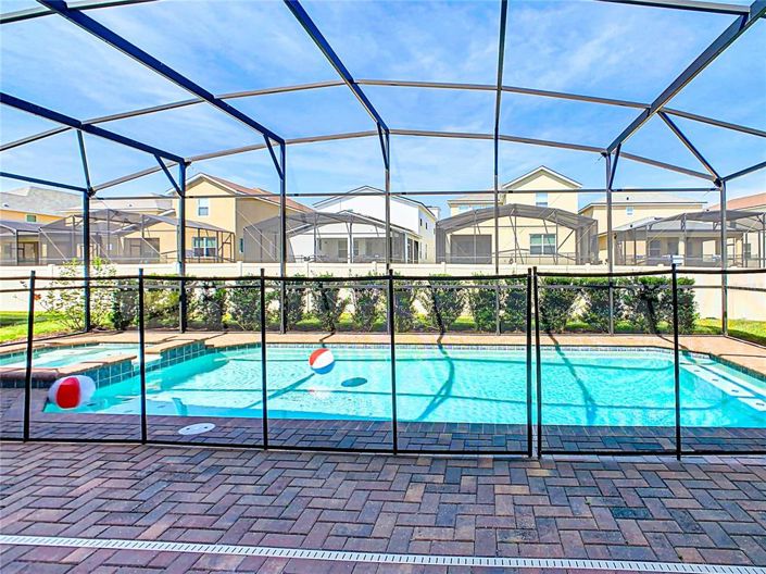 Image No.63-8 Bed Property for sale