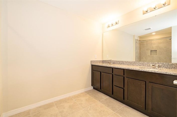 Image No.16-3 Bed Townhouse for sale