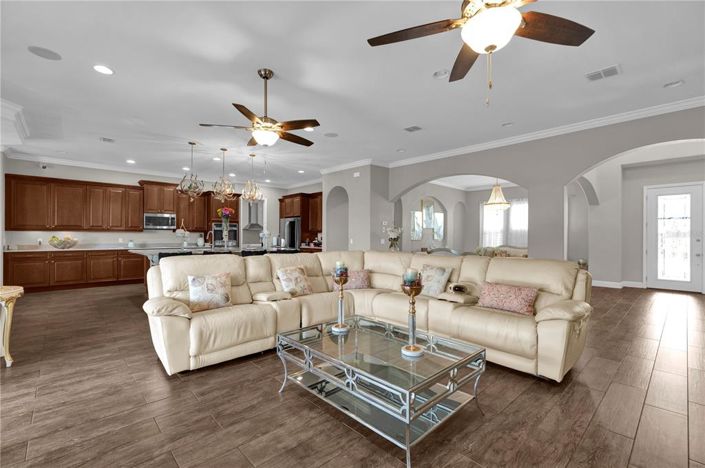 Image No.12-5 Bed Property for sale