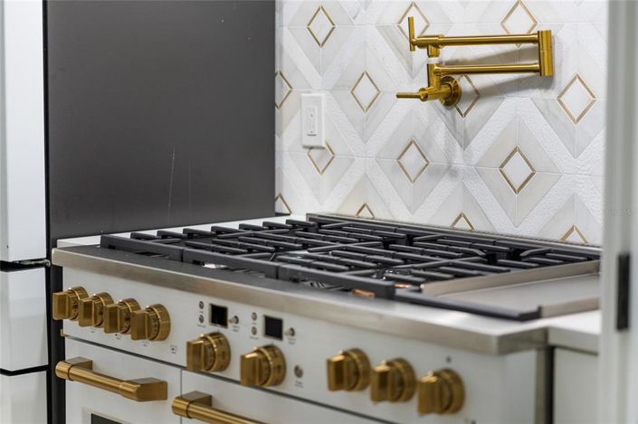 Image No.32-6 Bed Property for sale