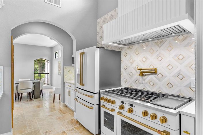 Image No.36-6 Bed Property for sale