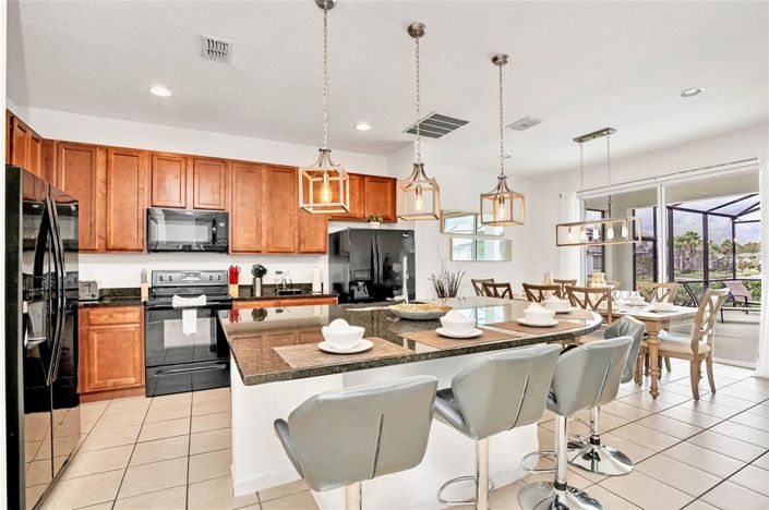 Image No.8-8 Bed Property for sale