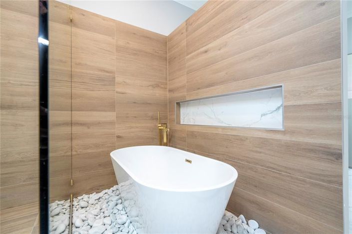 Image No.90-4 Bed Property for sale