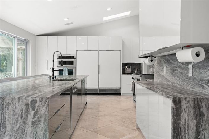 Image No.20-6 Bed Property for sale