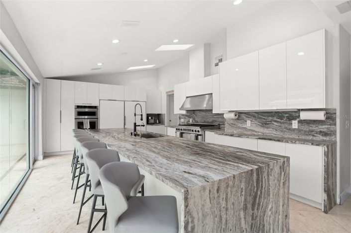 Image No.22-6 Bed Property for sale