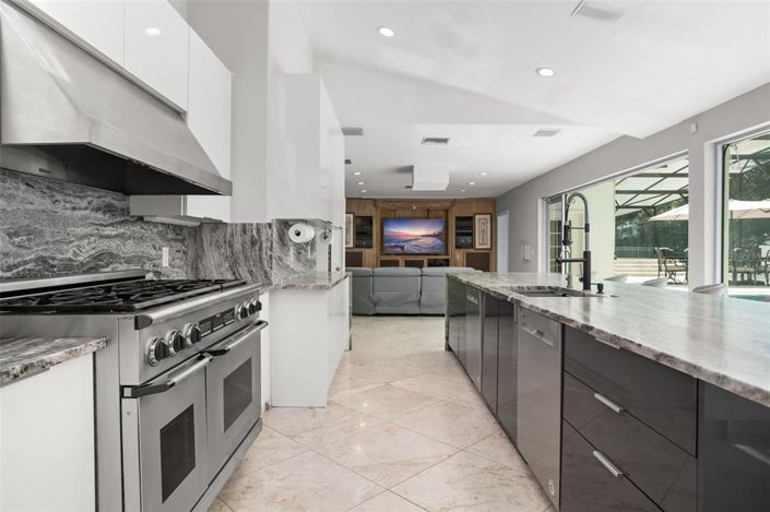 Image No.24-6 Bed Property for sale