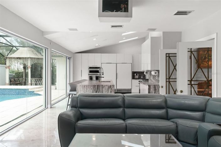 Image No.30-6 Bed Property for sale