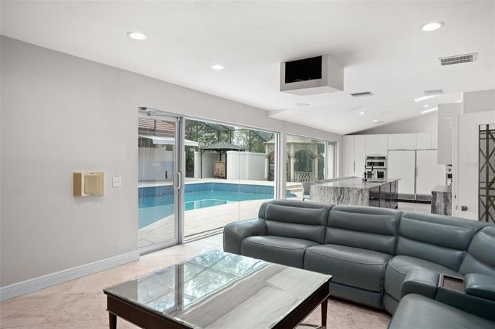 Image No.31-6 Bed Property for sale