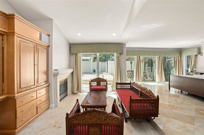 Image No.37-6 Bed Property for sale