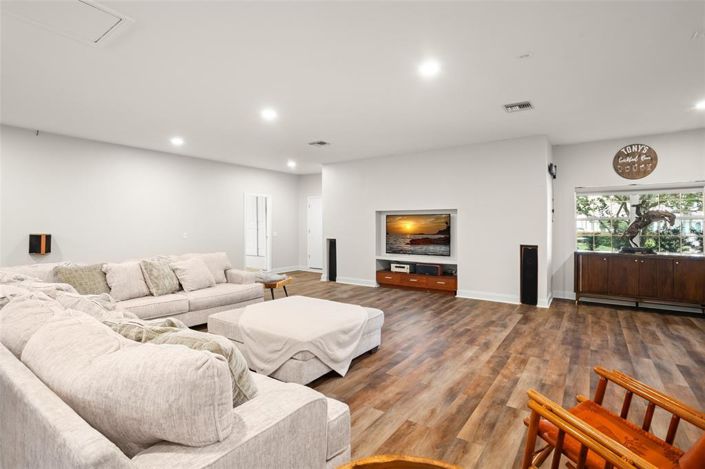 Image No.83-6 Bed Property for sale