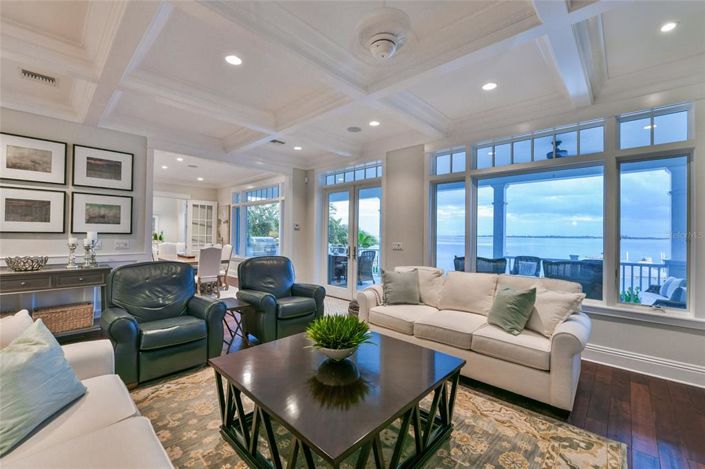 Image No.67-6 Bed Property for sale