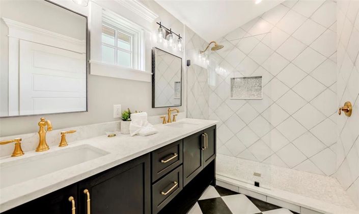 Image No.10-8 Bed Property for sale