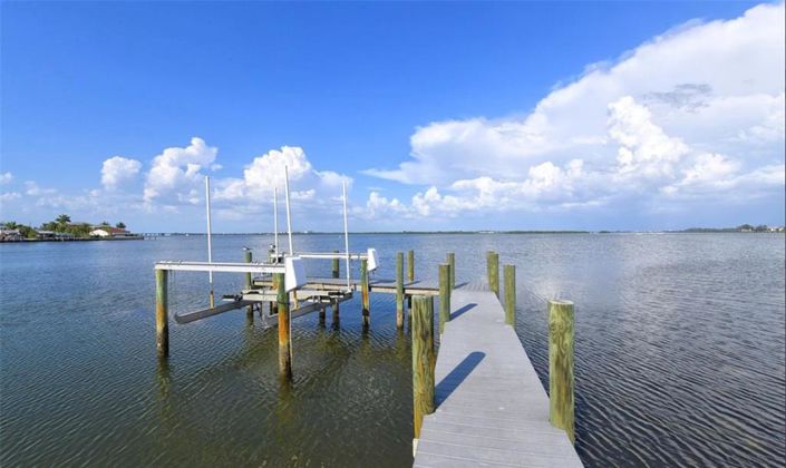 Image No.19-8 Bed Property for sale