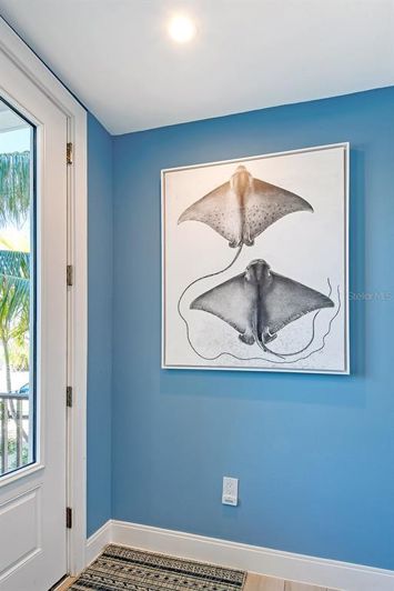 Image No.10-6 Bed Property for sale