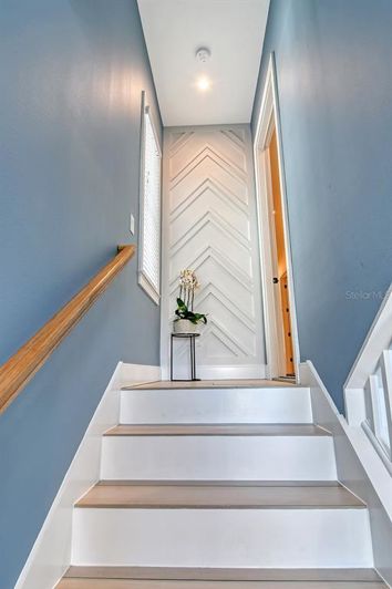 Image No.12-6 Bed Property for sale