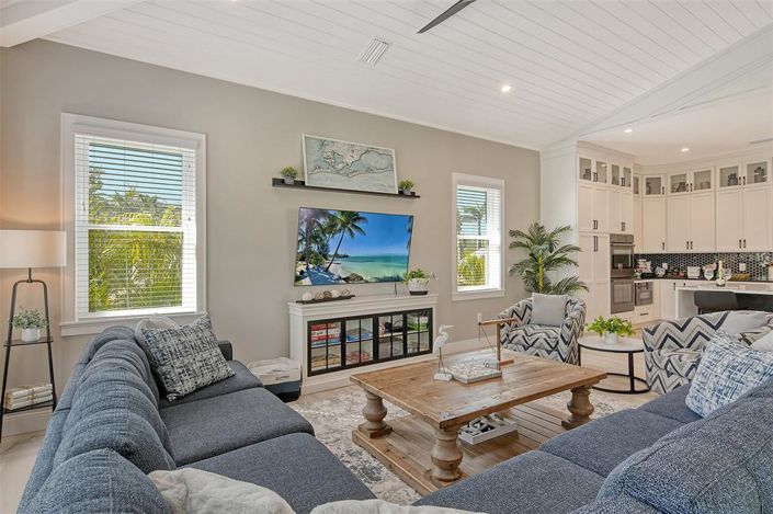 Image No.17-6 Bed Property for sale