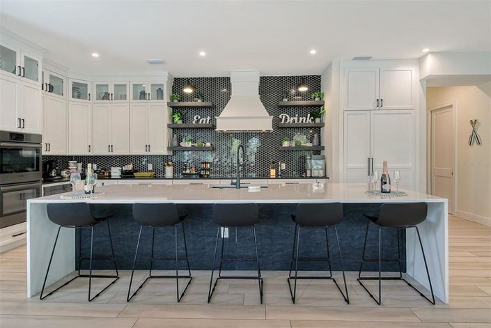 Image No.19-6 Bed Property for sale