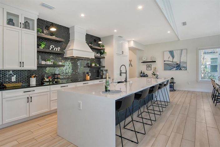 Image No.20-6 Bed Property for sale