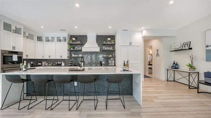 Image No.26-6 Bed Property for sale