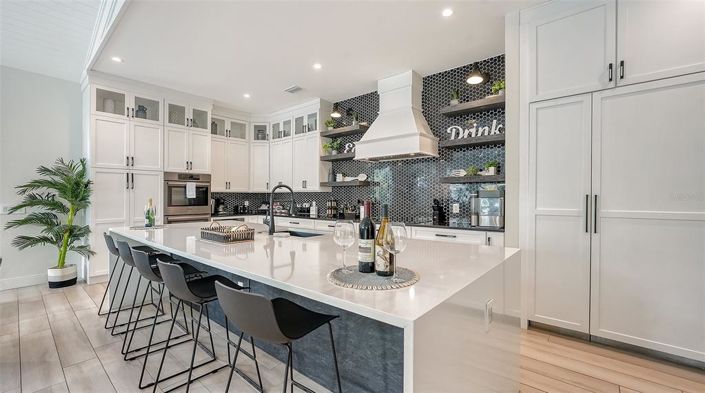 Image No.30-6 Bed Property for sale