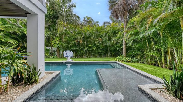 Image No.67-6 Bed Property for sale