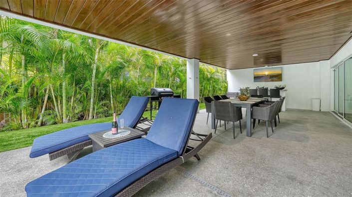 Image No.68-6 Bed Property for sale