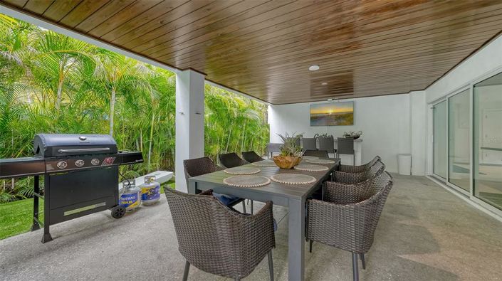 Image No.69-6 Bed Property for sale