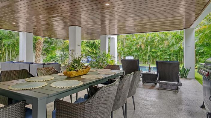 Image No.71-6 Bed Property for sale