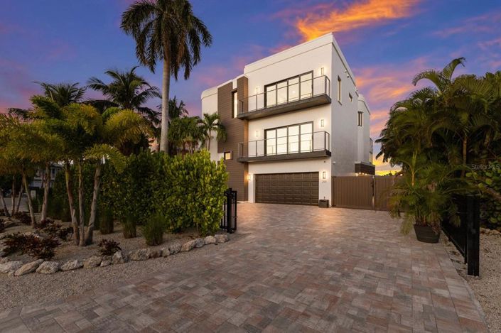 Image No.1-5 Bed Property for sale