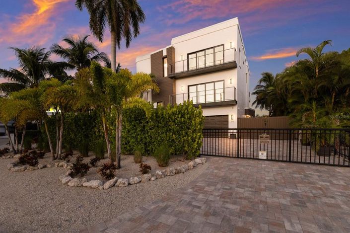 Image No.2-5 Bed Property for sale