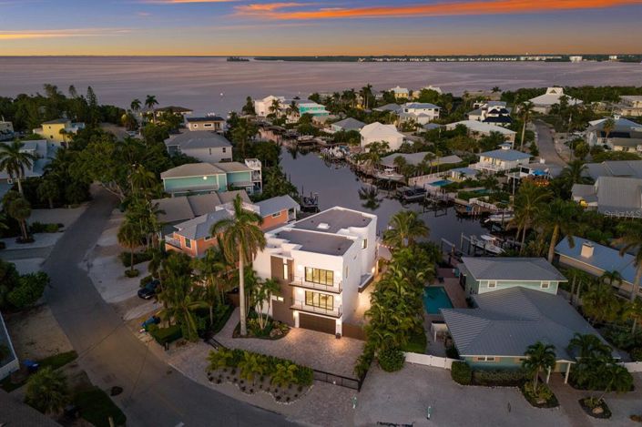 Image No.22-5 Bed Property for sale