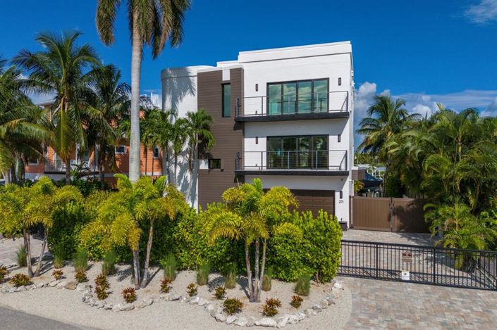 Image No.28-5 Bed Property for sale