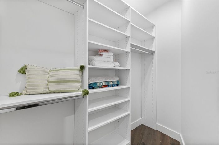 Image No.60-5 Bed Property for sale