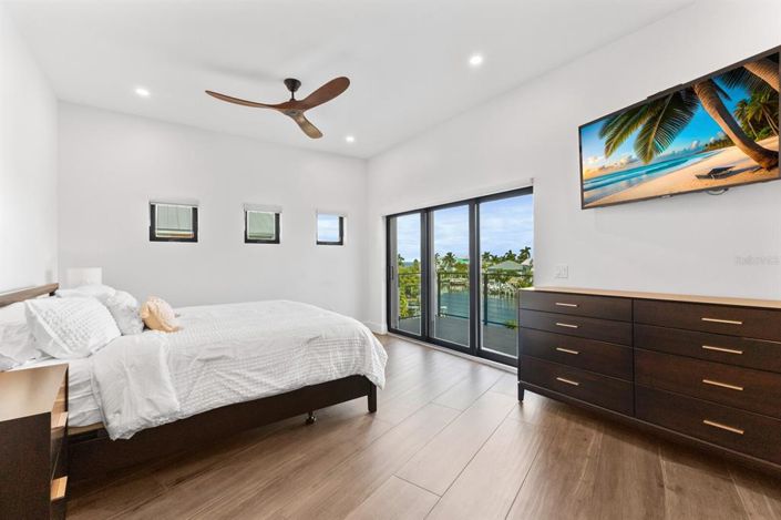 Image No.65-5 Bed Property for sale