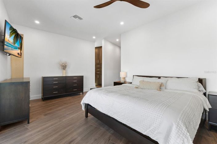 Image No.73-5 Bed Property for sale