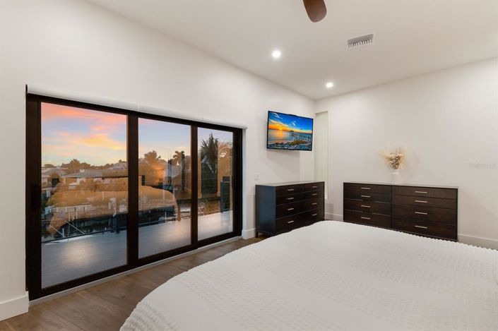 Image No.8-5 Bed Property for sale