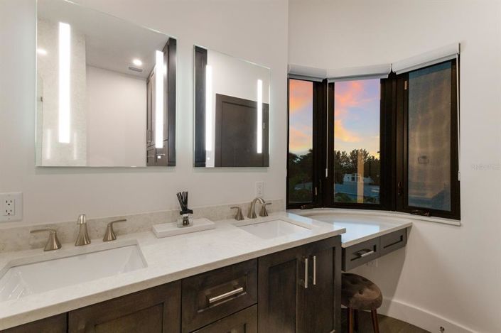 Image No.9-5 Bed Property for sale