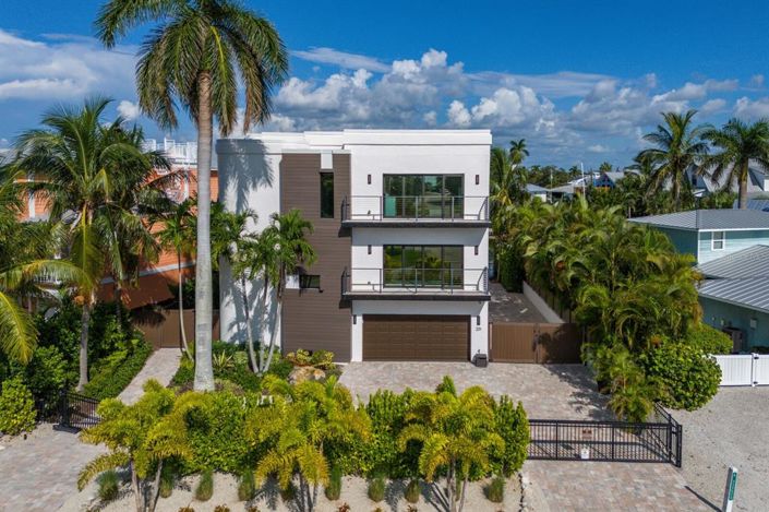 Image No.97-5 Bed Property for sale