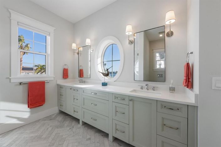 Image No.65-5 Bed Property for sale