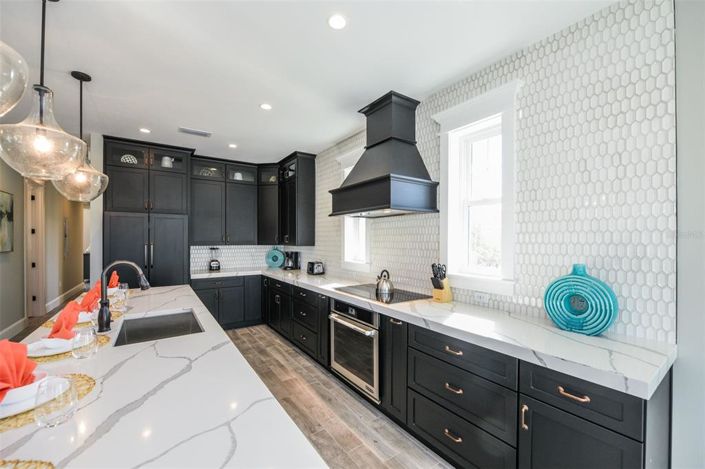 Image No.12-7 Bed Property for sale