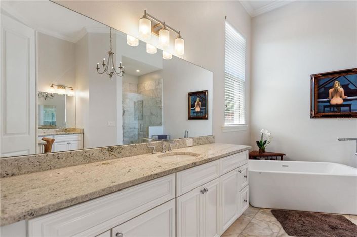 Image No.28-5 Bed Property for sale