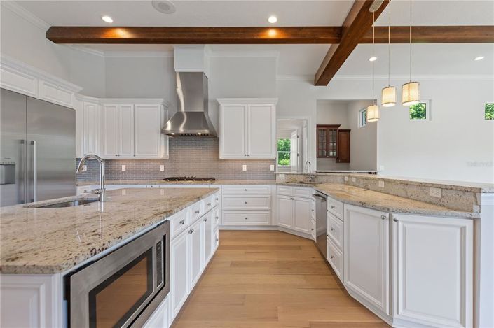 Image No.8-5 Bed Property for sale