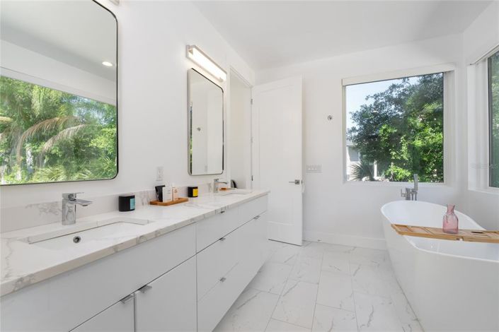 Image No.21-5 Bed Property for sale