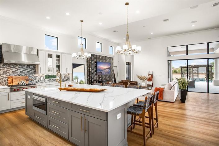 Image No.12-6 Bed Property for sale