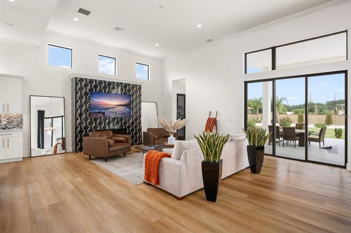 Image No.13-6 Bed Property for sale