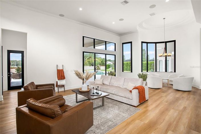 Image No.15-6 Bed Property for sale